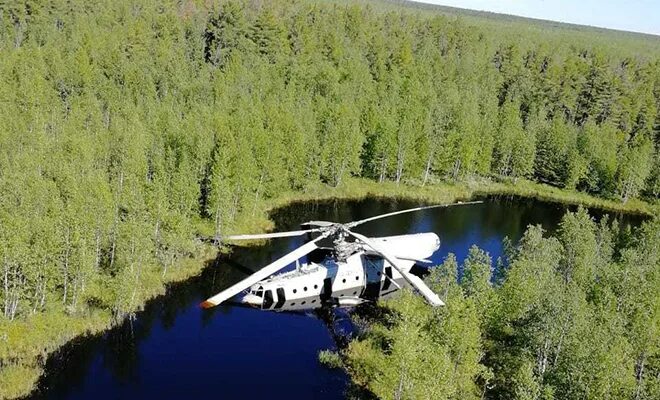 Вертолет в болотах ми