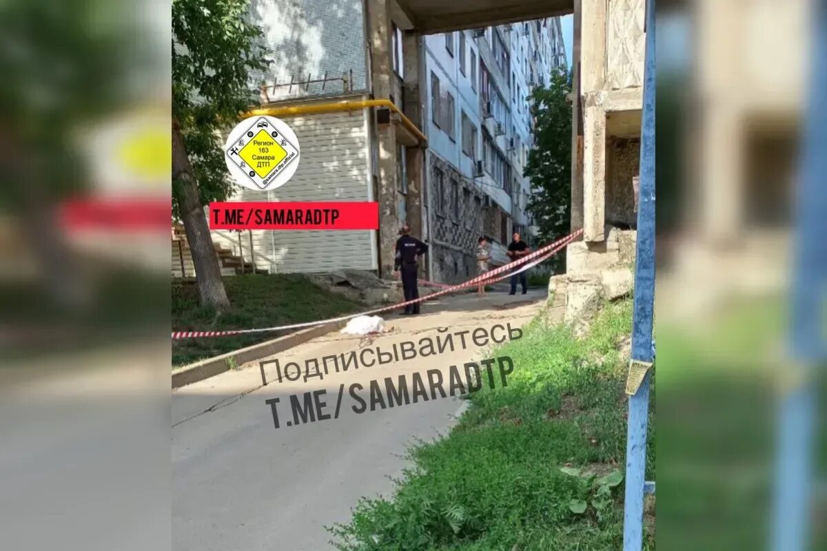 В красноярске девушка выпала с 13 этажа видео. В самаре девочка выпала из окна. Северная осетия выпал из окна полутро годовалый ребенок. В самаре девочка выпала из окна. Девочка упаоа с 16этажа.