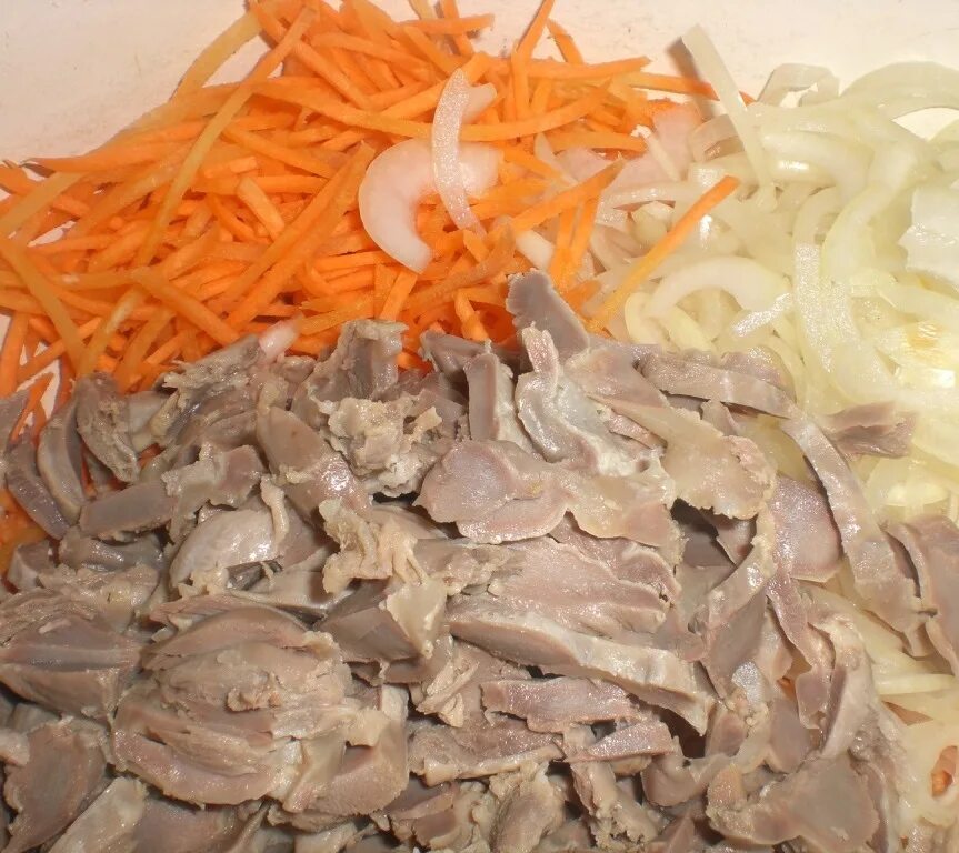 Салат из Пупков куриных с морковкой и луком. Салат из куриных желудков. Салат из желудка куриного. Салат из куриных желудочков.