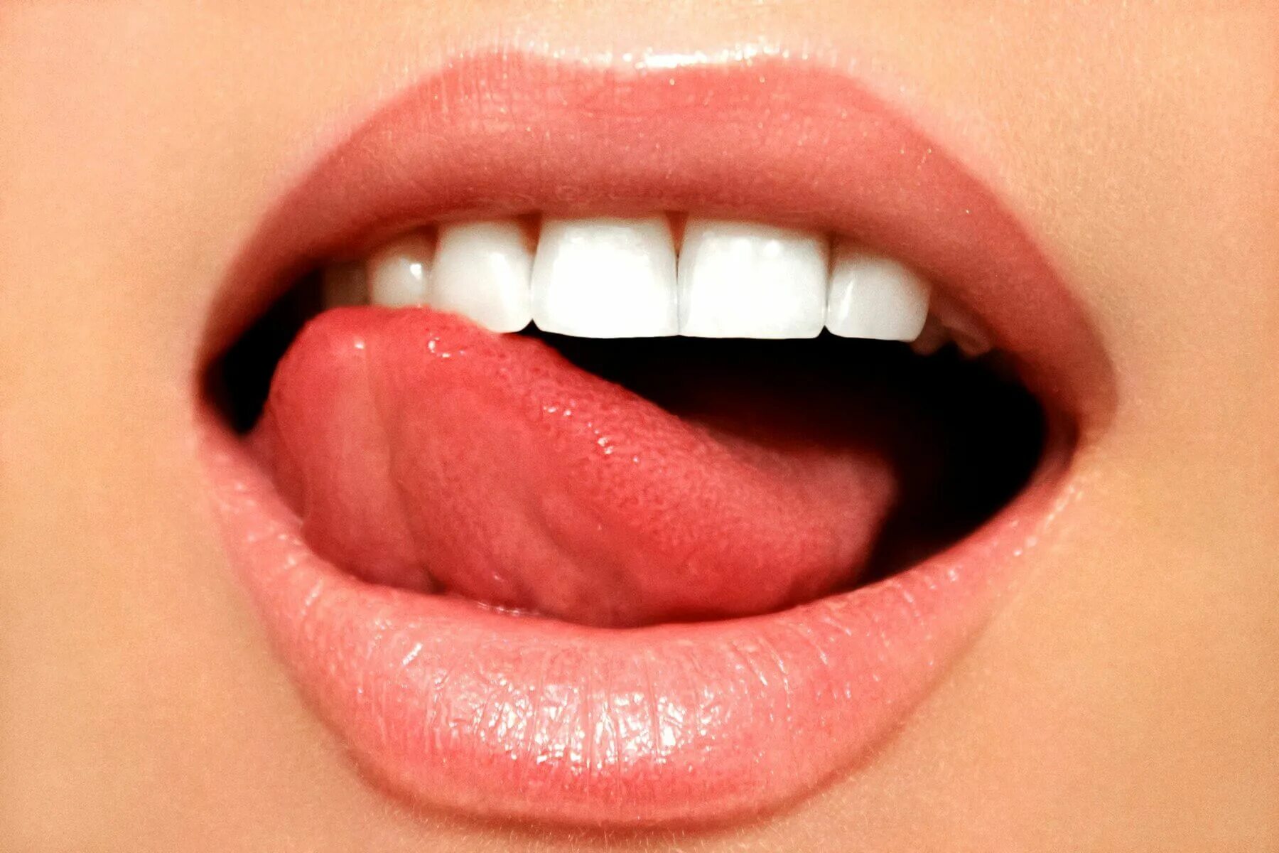 Возникнуть плотно. Красивые зубы и язык. Губы зубы язык.