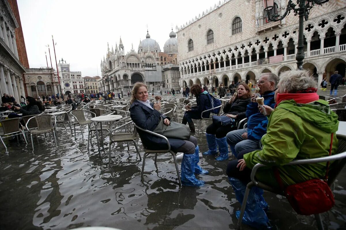 Площадь Сан Марко в Венеции затопило. Затопленная площадь Сан Марко. Наводнение на площади Сан Марко. Венеция Италия. Народы жившие в италии