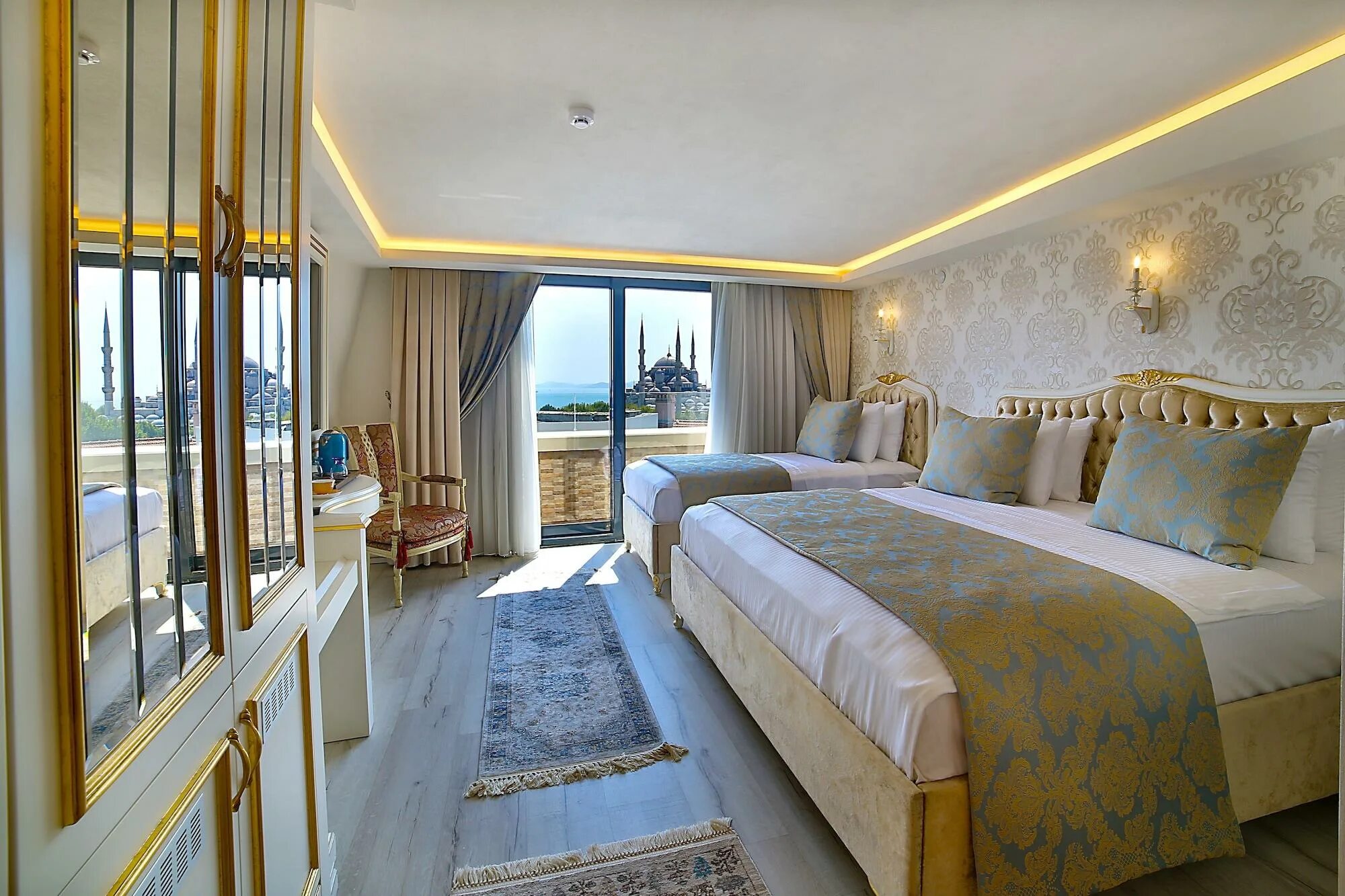 Сайт отелей стамбула. Hotel 5 Стамбул. Стамбул отель Emirhan Hotel. Шикарный номер в гостинице. Отели Турции номера.