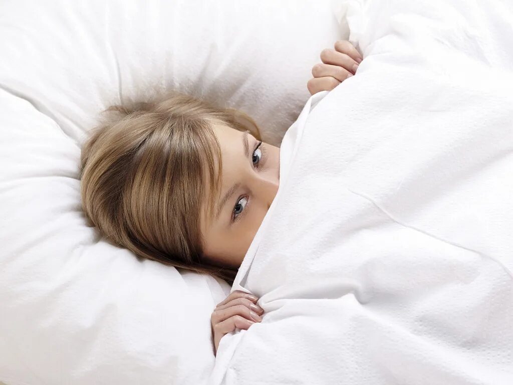 Девушка спит. Ребенок в кровати под одеялом. Под каким одеялом лучше спать. Почему нужно спать. Тяжелое одеяло для улучшения сна.