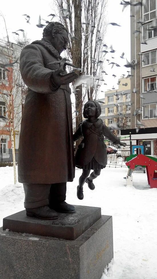 Воронеж маршак сайт. Памятник Маршаку в Воронеже. Маршак Воронеж. Дом музей Маршака в Воронеже. Памятник рука в Воронеже.