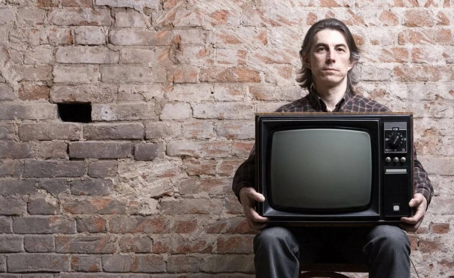 Человек телевизор. Фотосессия с телевизором. Человек держит телевизор. Ручной телевизор.