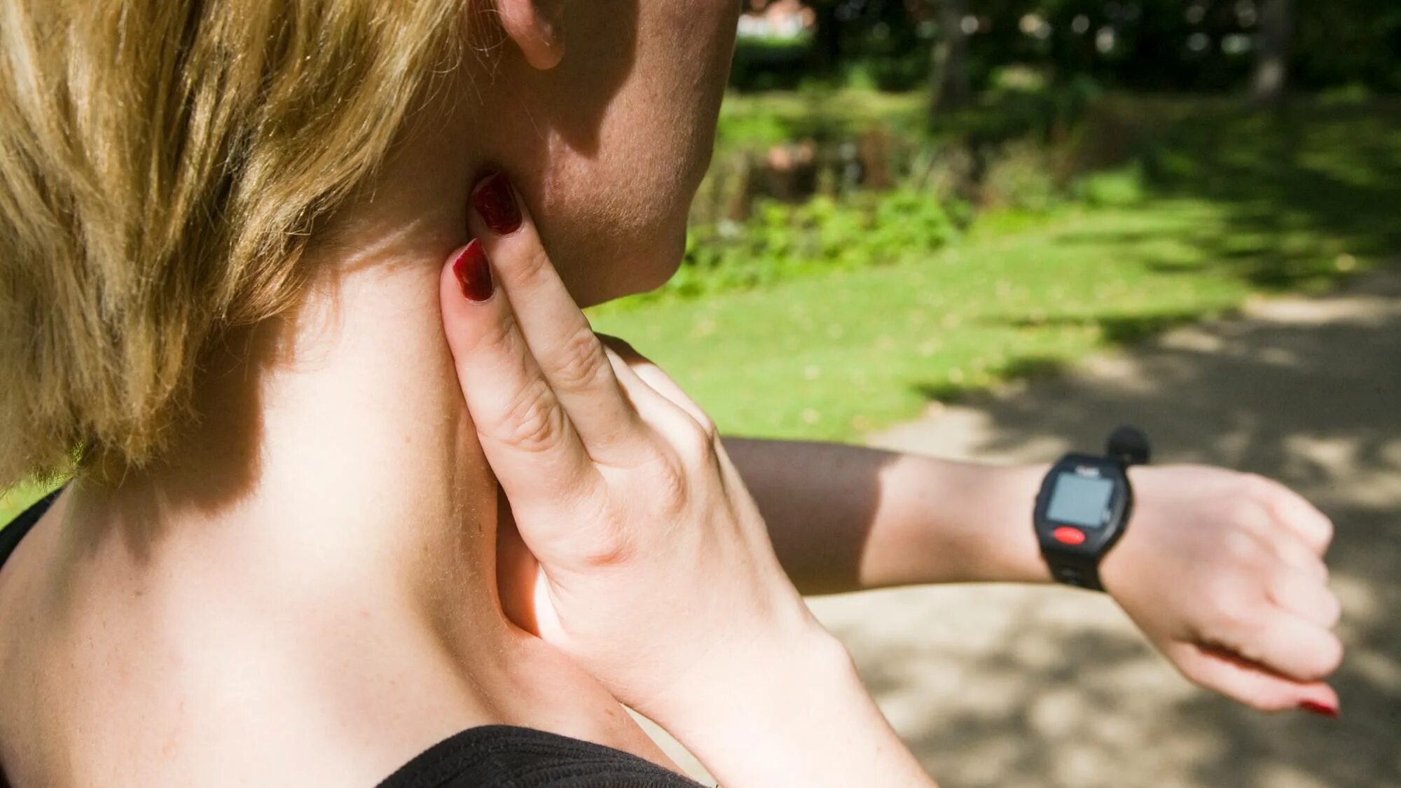 Сердцебиение в шее. Сердцебиение в шее. Измерение пульса на сонной артерии. Определение пульса на сонной артерии. Пульс на височной артерии.