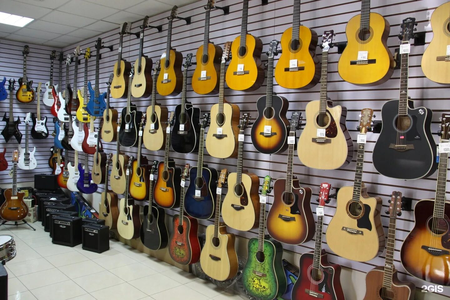 рояль yamaha cfx. скрипка музыкальный инструмент. интерьер музыкального магазина. необычные музыкальные инструменты. балалайка детская с бубенцами.