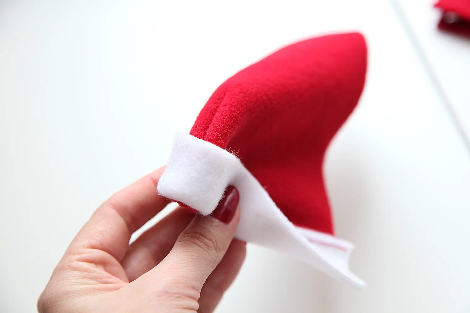 новогодняя шапочка лекало. шьем новогодний колпак. новогодний колпак для столовых приборов. ткань для новогоднего колпака. сшить шапку санты.