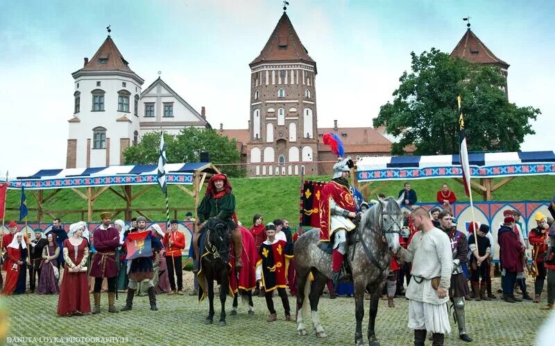 Вечером в мирском замке. Мирский замок Беларусь Рыцарский турнир. Рыцарский фестиваль Мирский замок. Мирский замок реконструкция. Мирский замок в Белоруссии мероприятия.