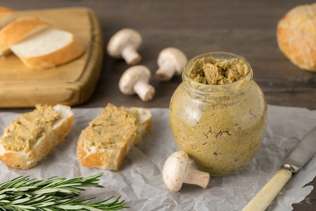 Паштет с грибами куриный рецепты. Паштет из белых грибов. паштет из грибов. паштет из грибов шампиньонов. паштет с шампиньонами.