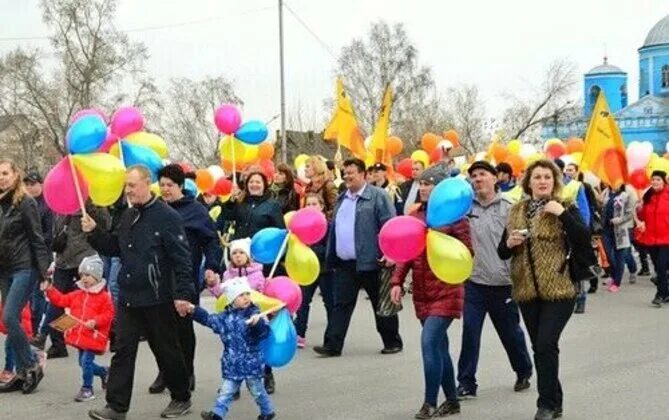 Шествие на 1 мая Ачинск. Городской праздник. Погода в Ачинске. Демонстрация 1 мая город Ачинск старые фото.