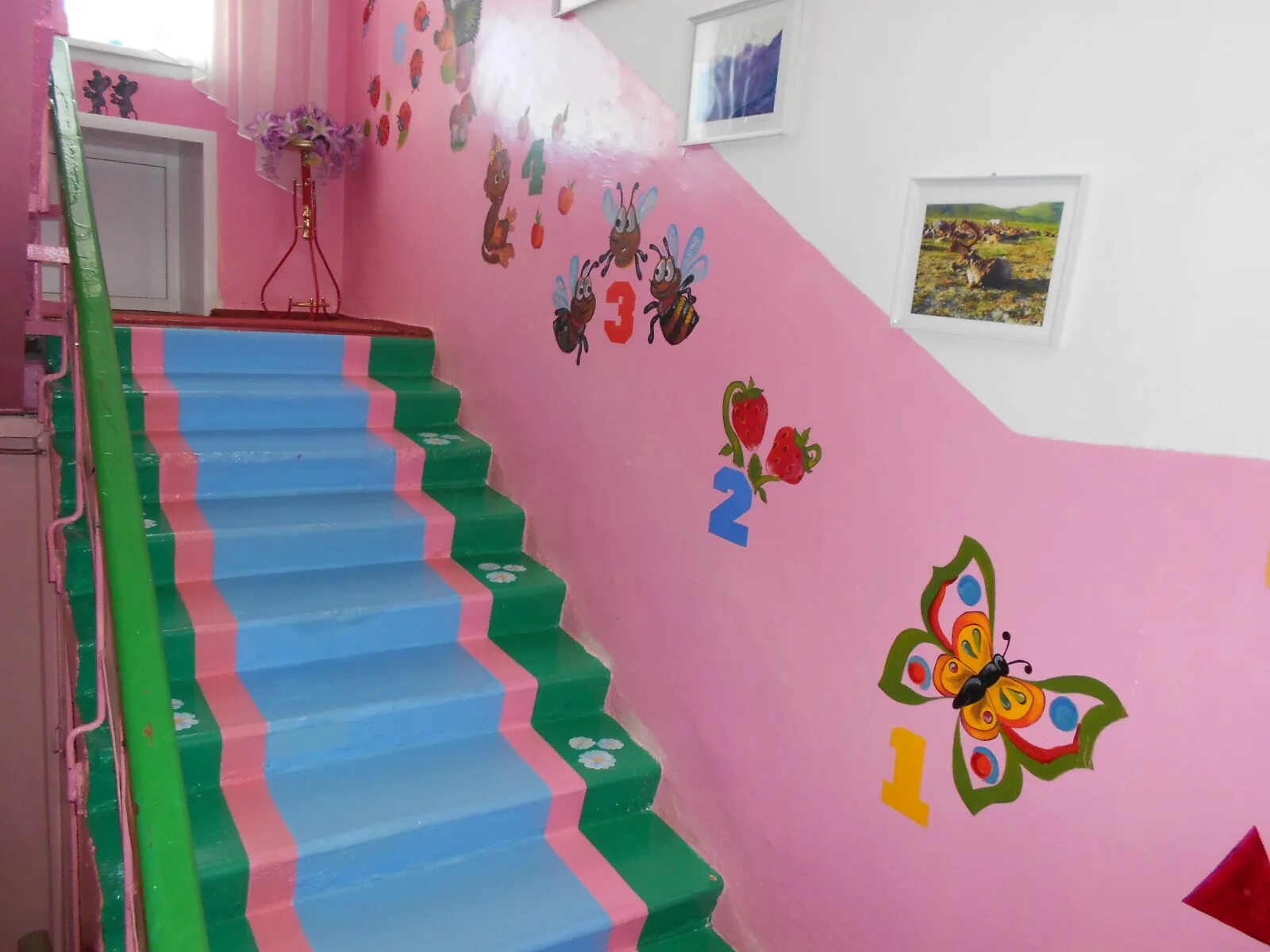 Украшение лестницы в детском саду. Украшение лестничных пролетов в детском саду. Декор лестницы в детском саду. Украшение коридора в детском саду.