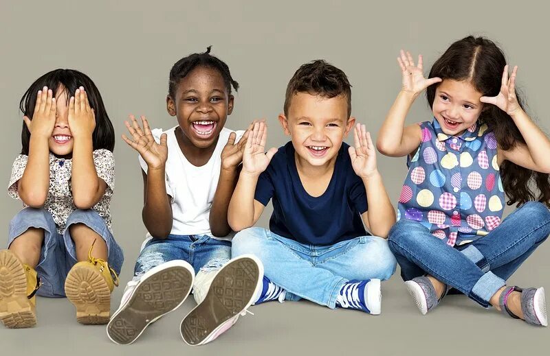 Happy little people. Дети сидят вокруг стола. Ребенок палец вверх. Дети бегают в поле. Happy little people.