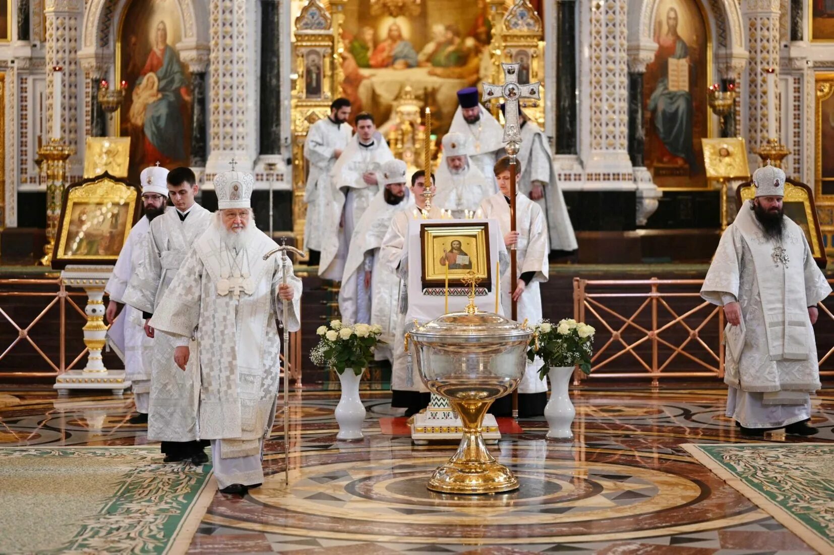 Патриарх на службе в храме христа спасителя. Патриарх кирилл в храме христа спасителя. Храм христа спасителя в москве расписание богослужений. Сколько идет служба в храме христа спасителя. Храм христа спасителя (сан-ремо).