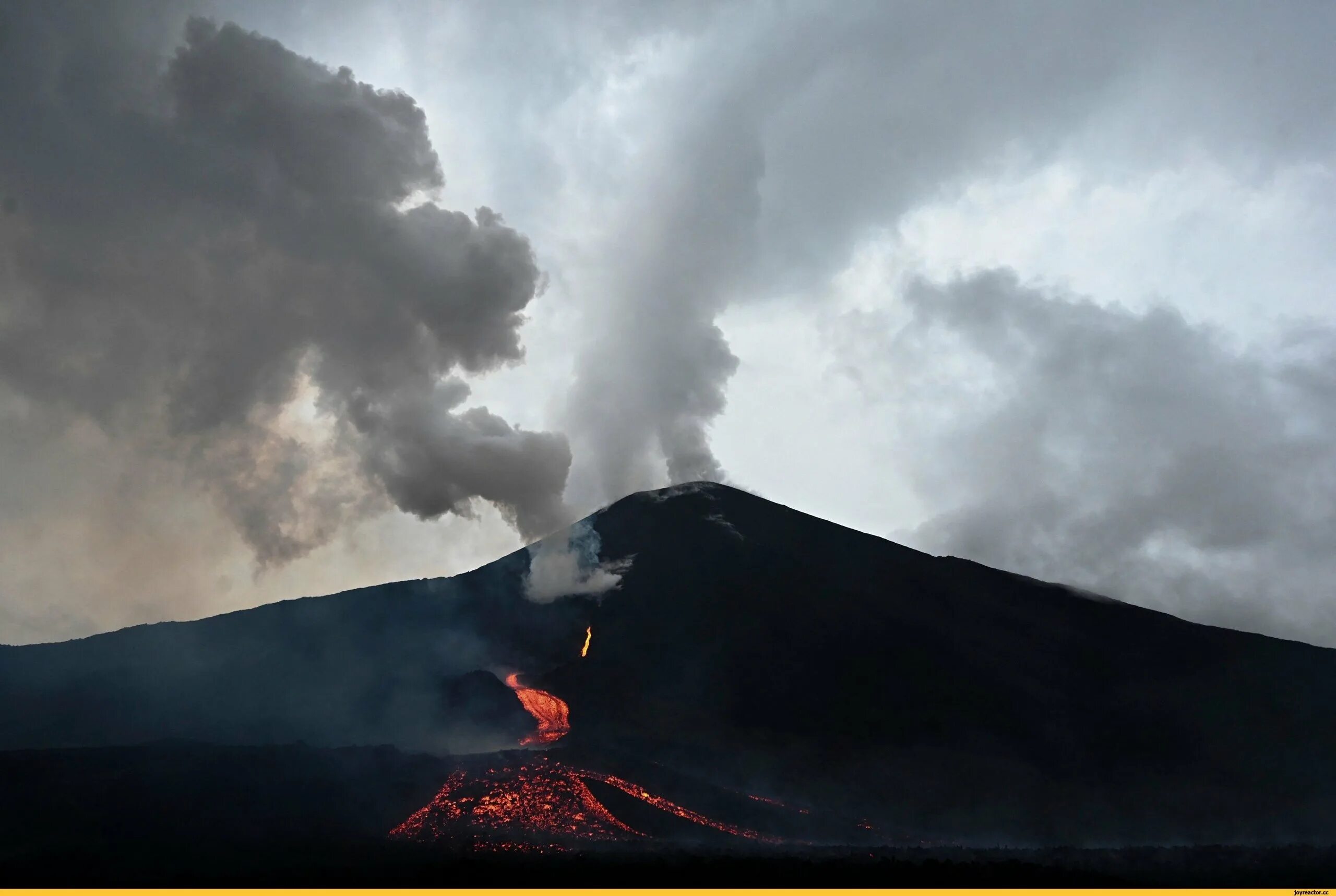 извержение вулкана фон. пакая гватемала. невадо дель руис извержение. Volcanoes and earthquakes with foldout volcanic scene. вулкан и торнадо картинка.