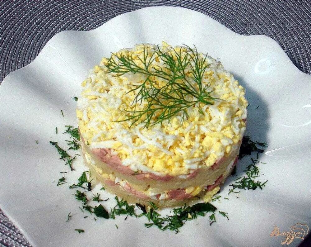Салат печень трески с яйцами и сыром. Салат с печенью трески слоями. салат из печени трески слоеный. салат. из печень триски. салат с печенью трески слоеный.