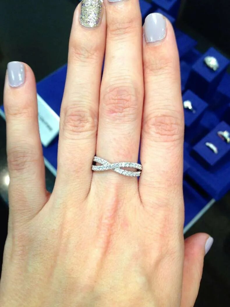 Обручальные кольца на руках. Ношу помолвочное кольцо среднем пальце. Кольцо помолвочное женское. Ношу помолвочное кольцо среднем пальце. Кольцо на пальце.