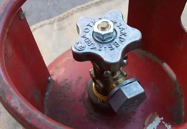 В какую сторону закрывается газовый баллон. Газовый баллон ссср 50л вентиль. вентиль баллона газ 50л. газовый баллон ссср на 27л. краник газового баллона 5л.