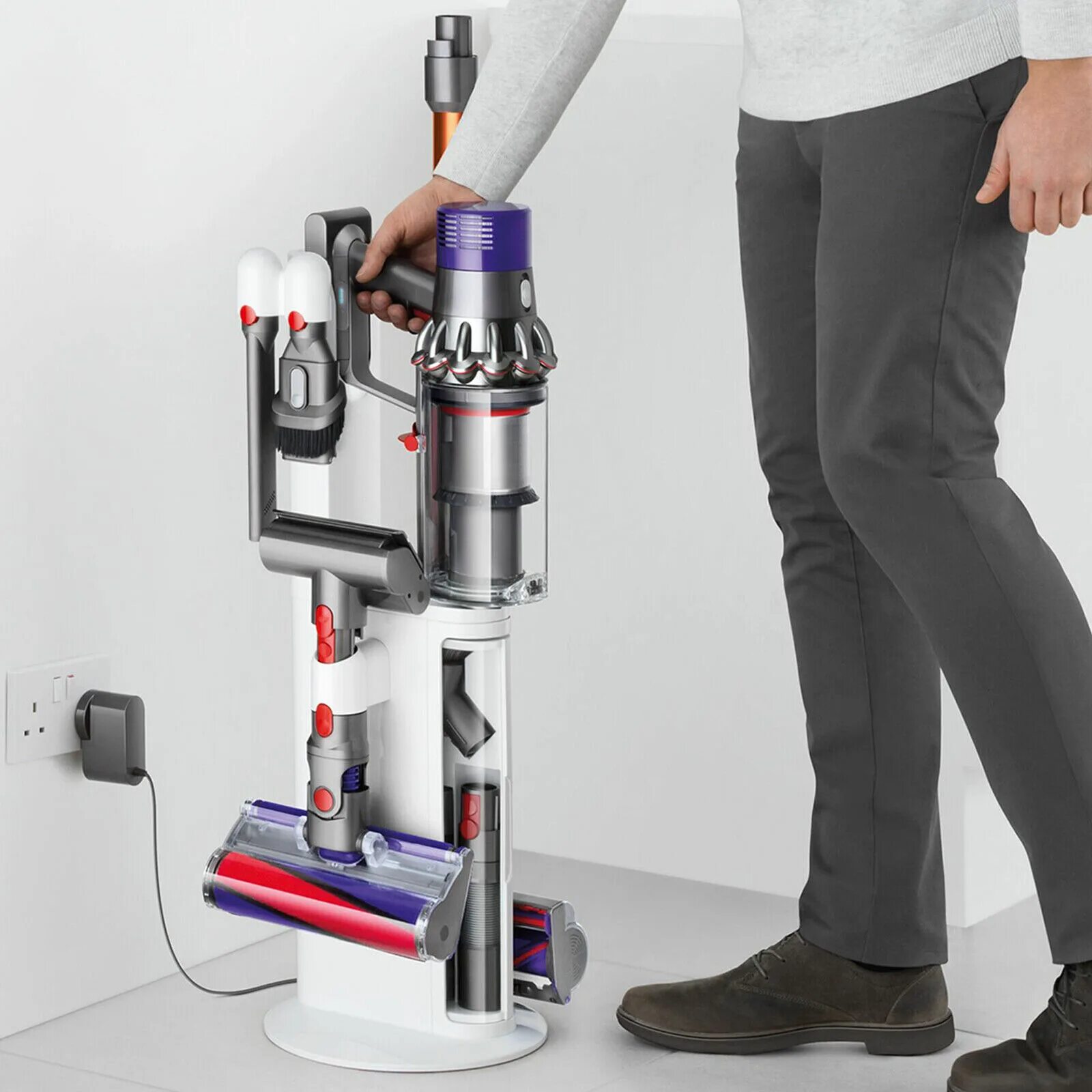 Дайсон коллекции. Циклон Dyson v10. Дайсон 10 пылесос. Dyson v10 комплектации. Док станция Dyson v11.