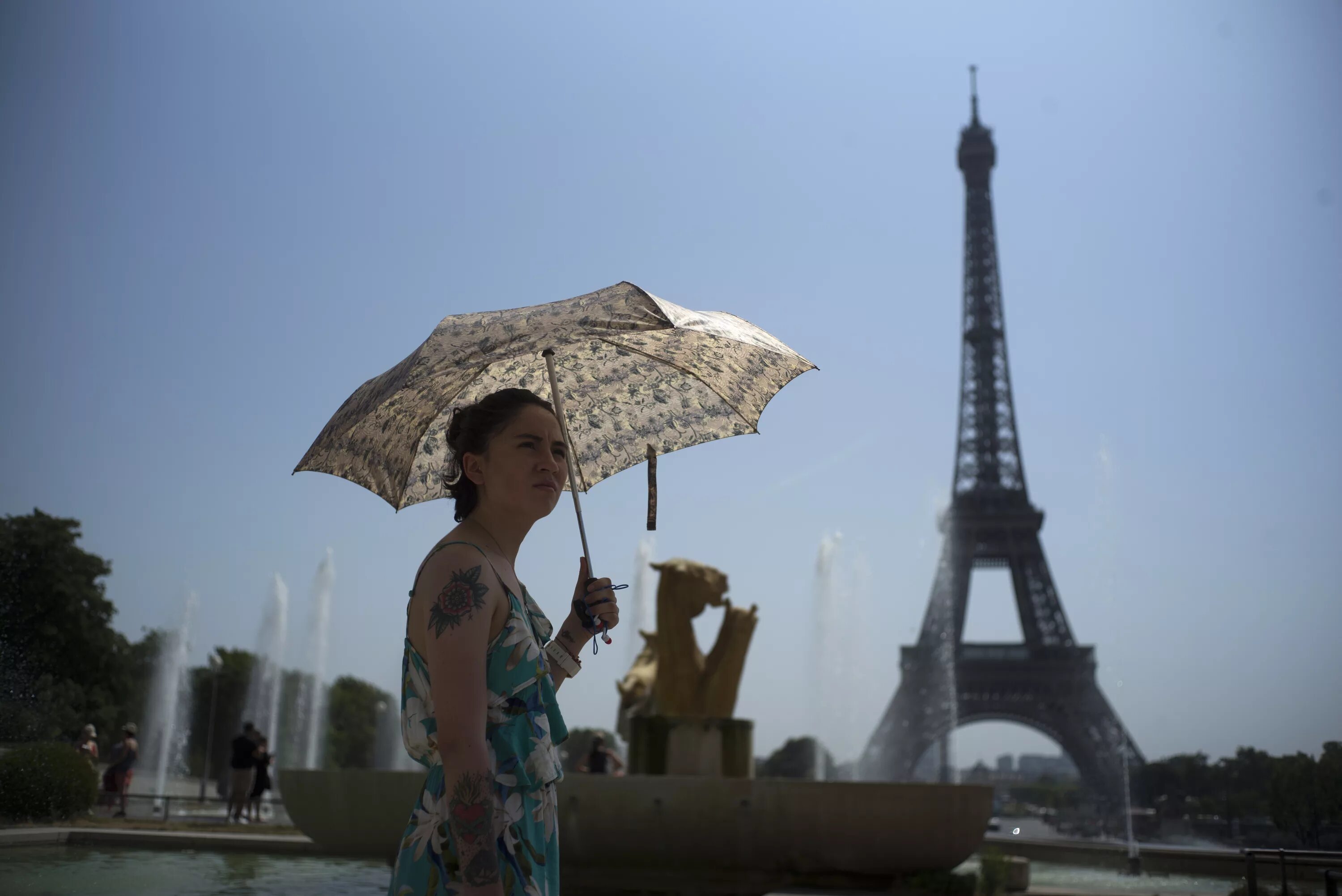 Улицы Парижа аномальная жара. Ббс Париж Париж. Paris weather. Эйфелева башня расплавилась от жары.