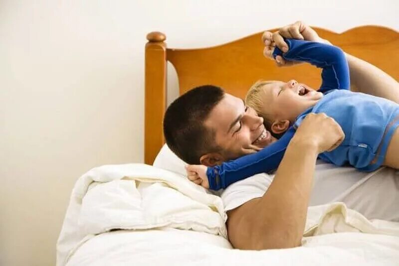 Щекотать ребенка. Папа щекочет малыша. Щекотка детей. Щекотно после