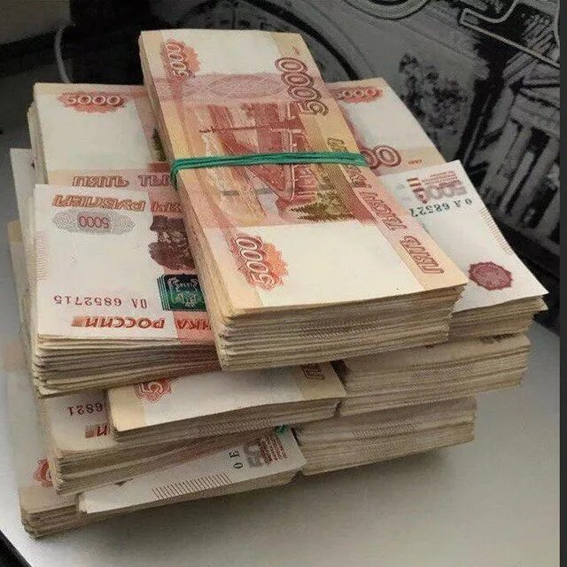 пачка рублей. миллион рублей. пятитысячные купюры на столе. деньги пятитысячные купюры пачки. пачка пятитысячных купюр.