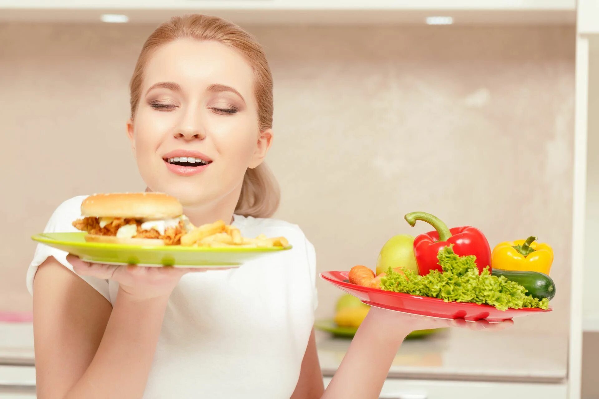Выбор обеда. Правильное питание девушка. Человек ест здоровую пищу. Вредная и здоровая пища девушки. Вкусное правильное питание.