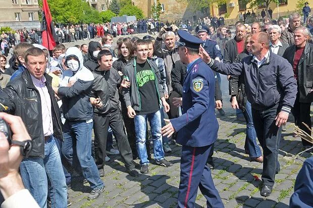 Беспорядки во Львове 9 мая 2011. Львов 9 мая 2011. Во Львове 9 мая беспорядки. День Победы во Львове. 5 мая 2011