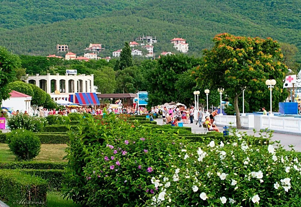 Армянская церковь апшеронский район. Городок краснодарский край. Особняк в хосте. Городок краснодарский край. Немецкая деревня краснодар.