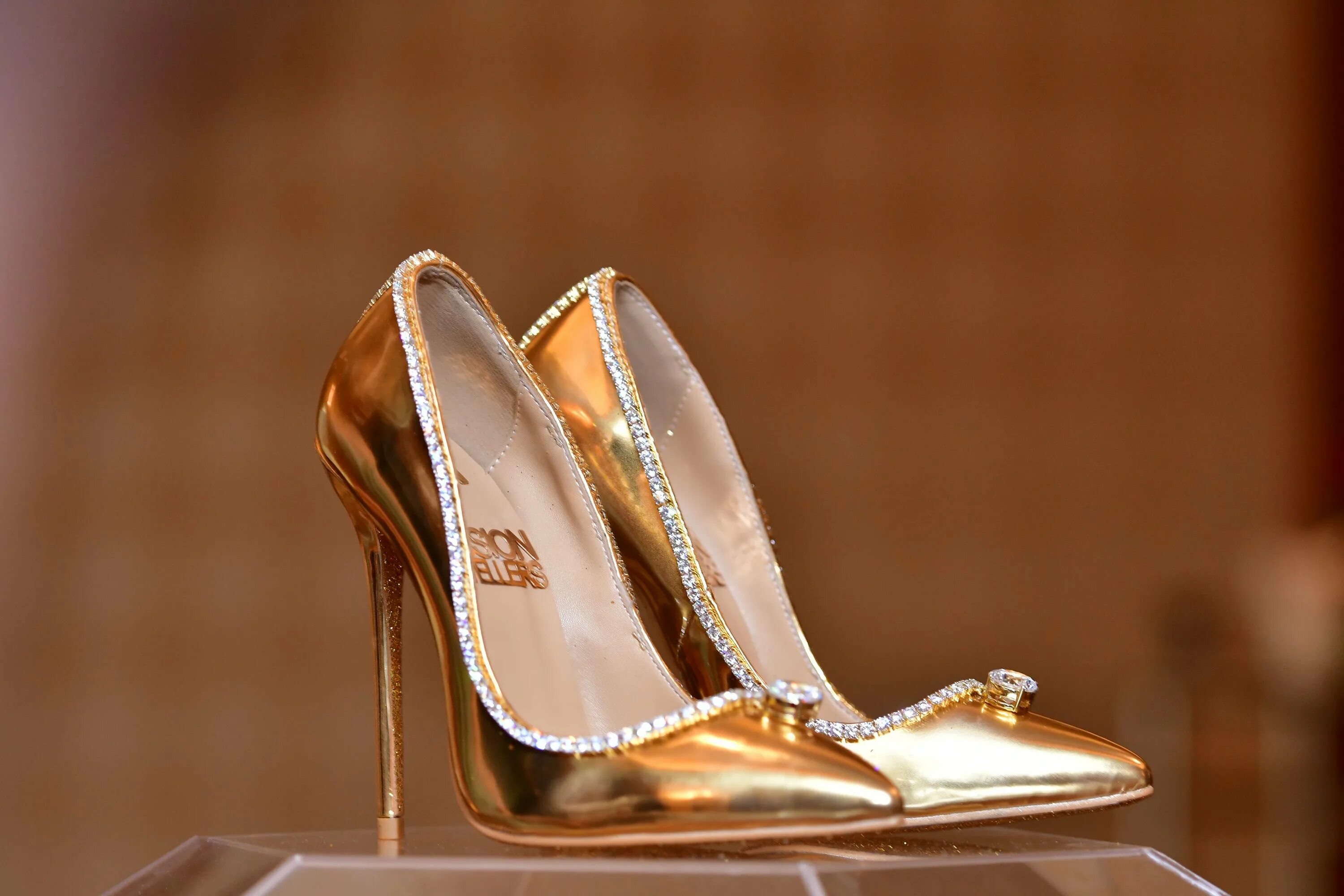 Expensive предложения. Туфли Пэшион Даймонд. Золотые туфли Jimmy Choo. Jada Dubai туфли. Jada Dubai passion Diamond Shoes.