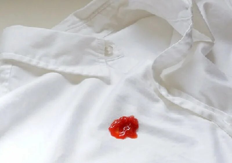 Старые пятна крови на ткани. Пятно на рубашке.