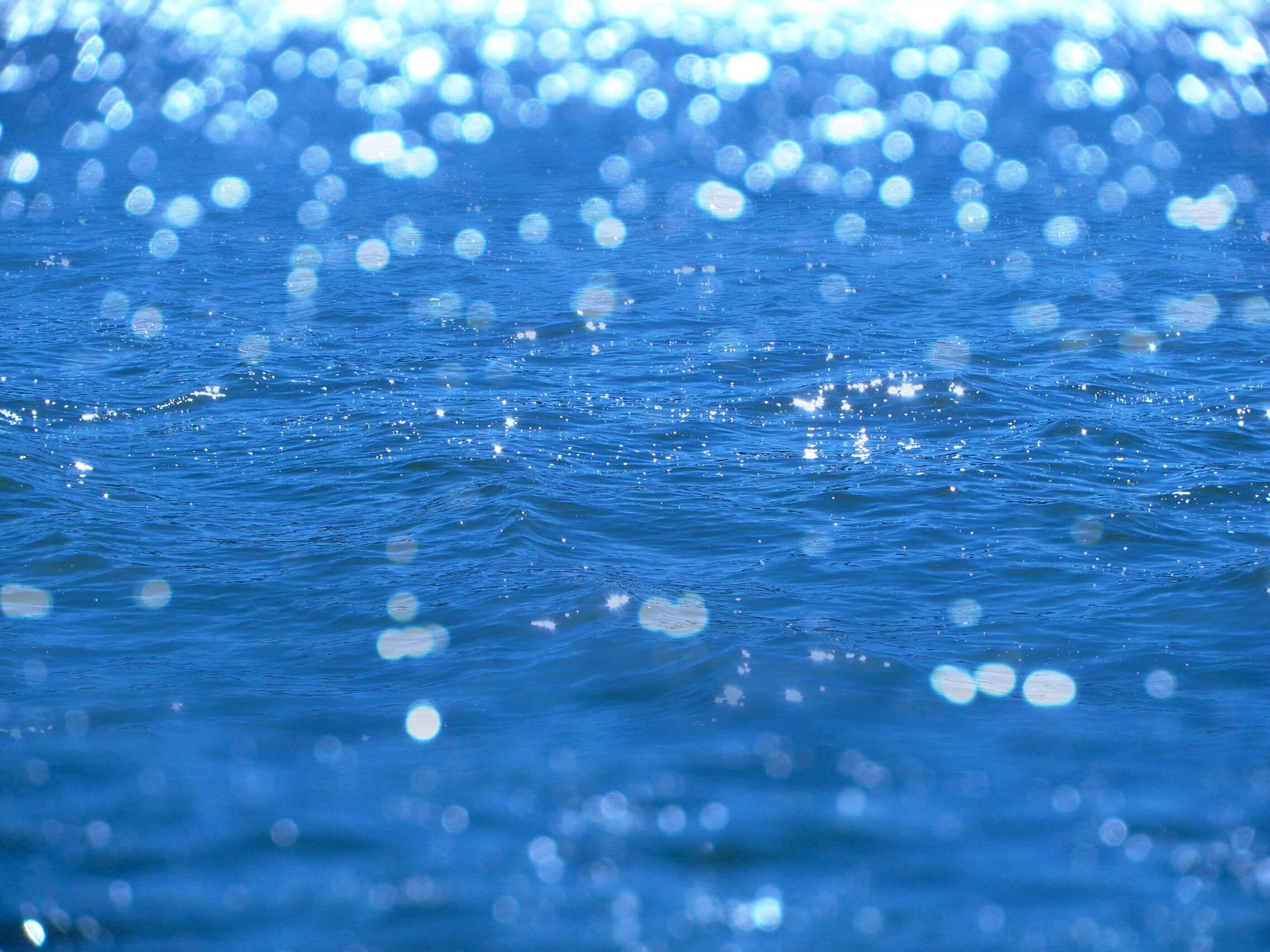Прозрачная блестящая вода. Вода фон. Блики на воде. Водный фон. Текстура воды.