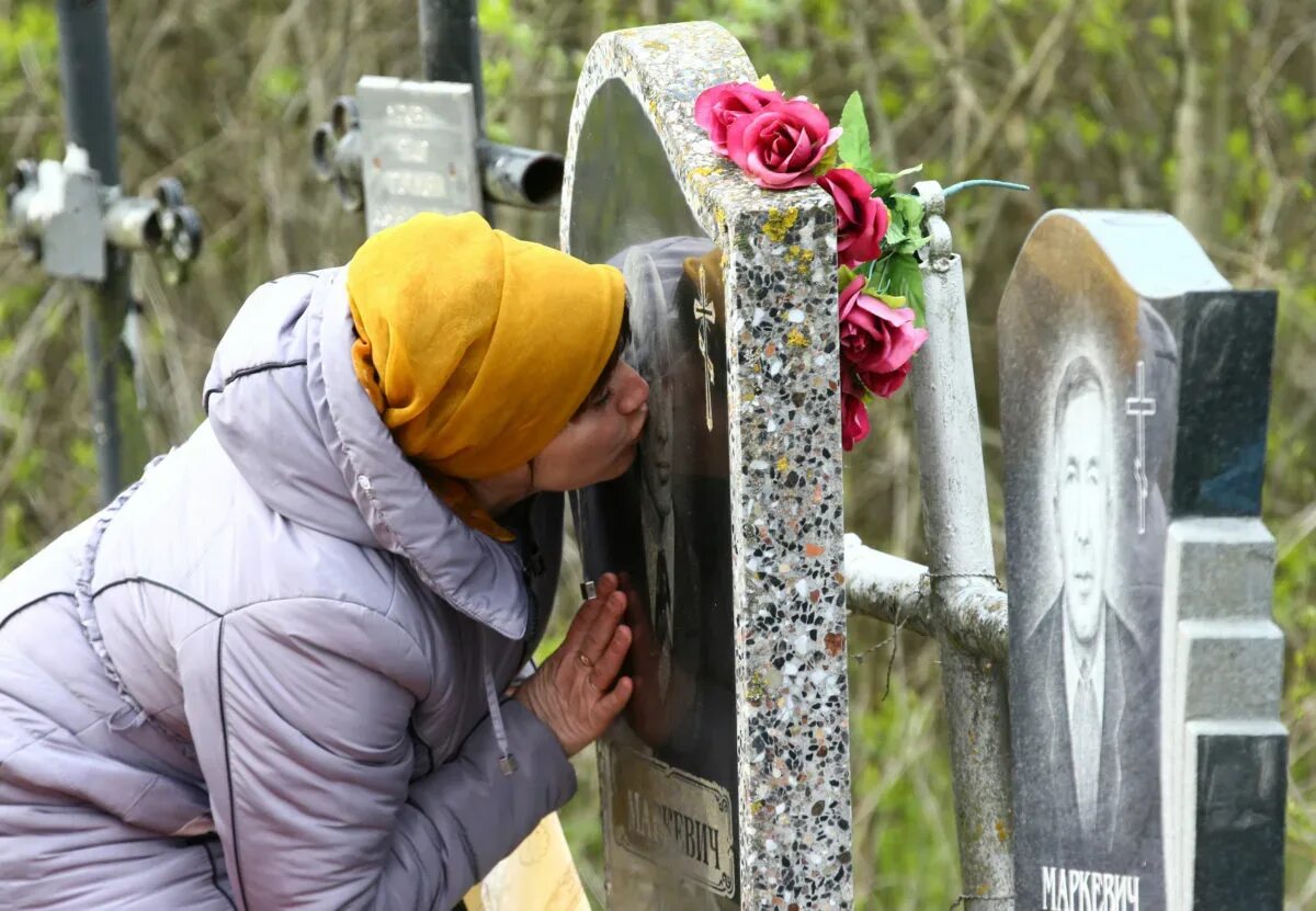 Женщина у могилы. Умершие родственники помогать