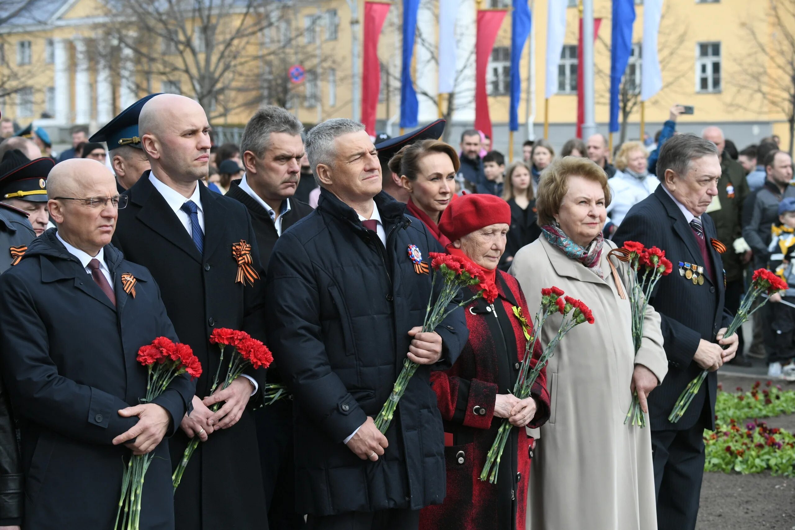 1 мая петрозаводск. Возложенные цветы. 9 Мая фото. День Победы фото. Цветы Победы.