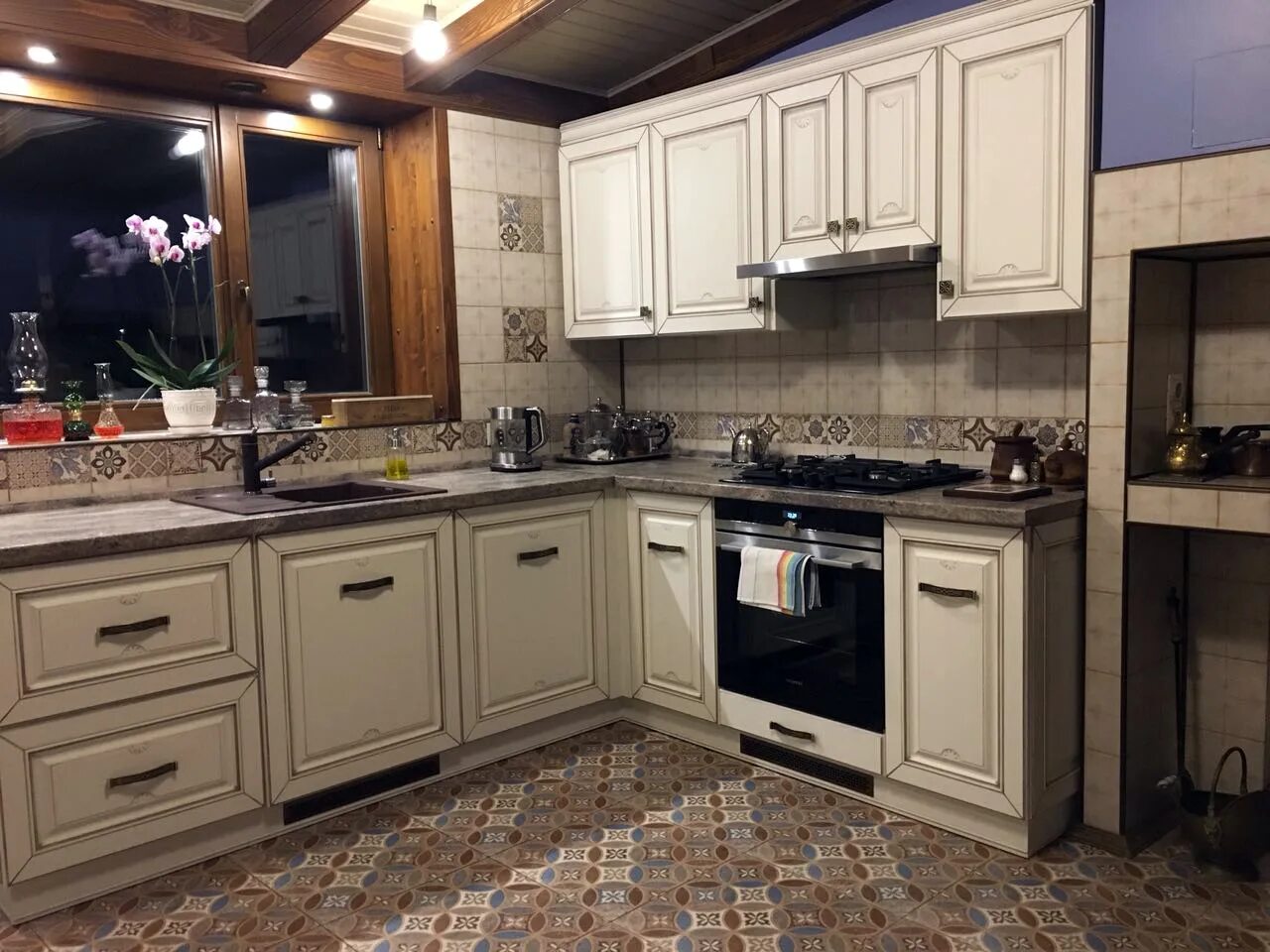 Кухня вхц классика. Фасады силенцио стивал. Фасады петропрофиль классика. Петропрофиль фасады. Кухня голубая фрезеровка полоска.