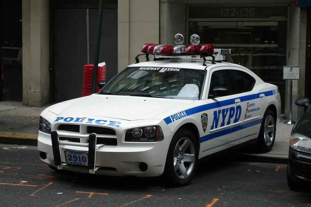 15 полицейская машина. Dodge Charger 2008 NYPD. Додж Чарджер полиция NYPD. NYPD Додж. Dodge Charger NYPD.