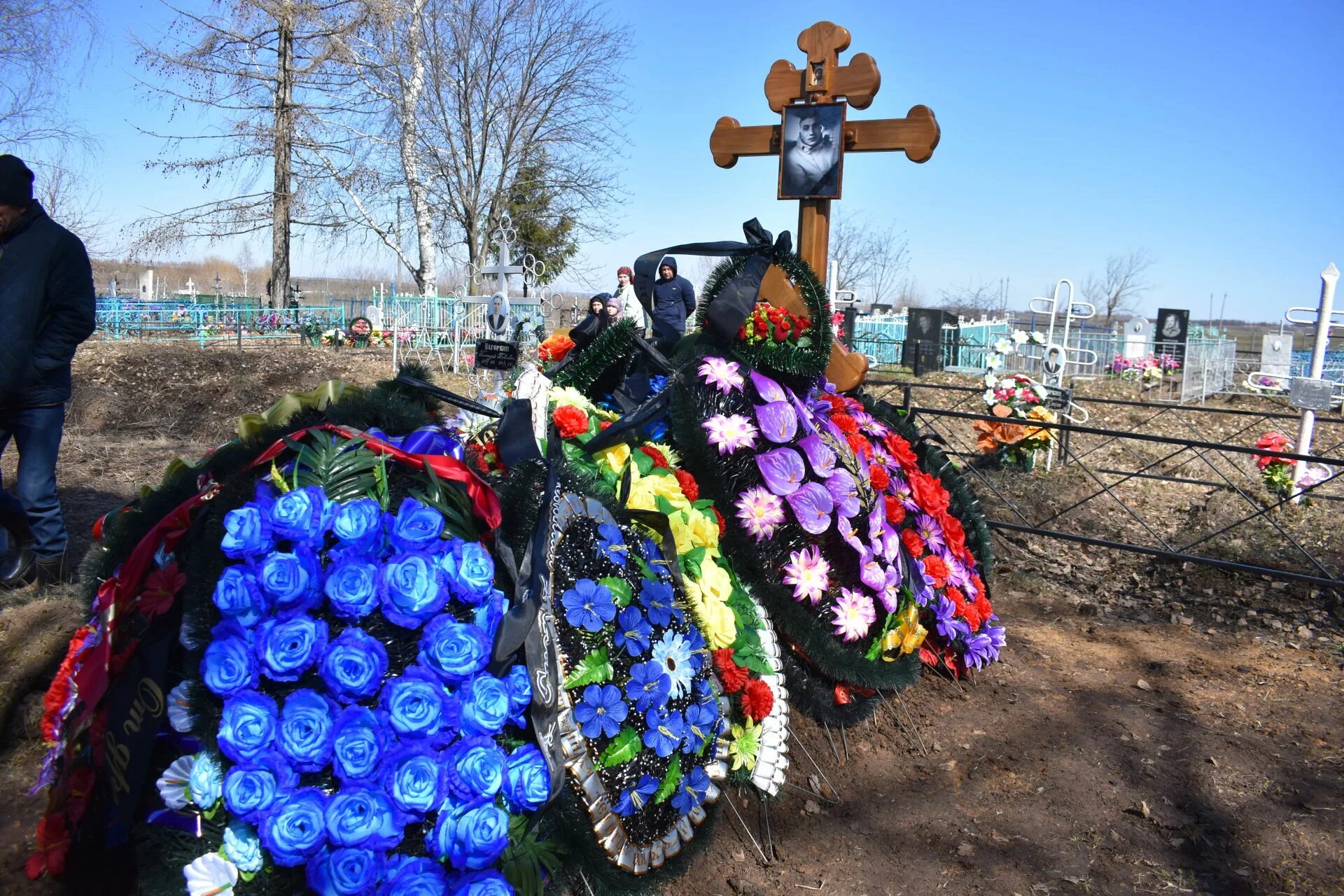 Звезды гибнут. Могилы погибших солдат.