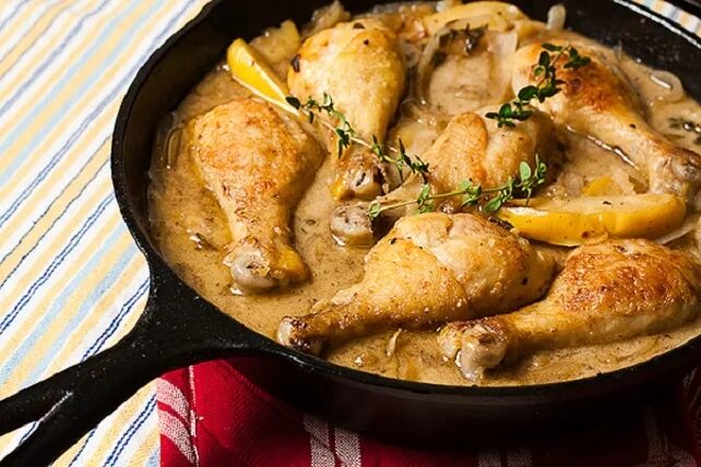 Рецепт домашней курицы на сковороде. Тушеная курица. Бедрышки с картофелем тушеные. Тушеные бедра с картошкой. Курица тушеная в сметане.