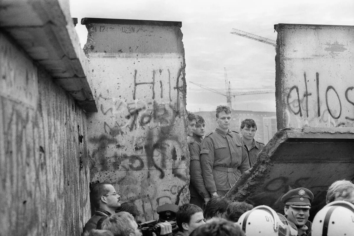 Утечка фрг. Берлинская стена 1989. Крушение Берлинской стены 1989. Падение Берлинской стены 1989 г. 9 Ноября 1989 Берлинская стена.