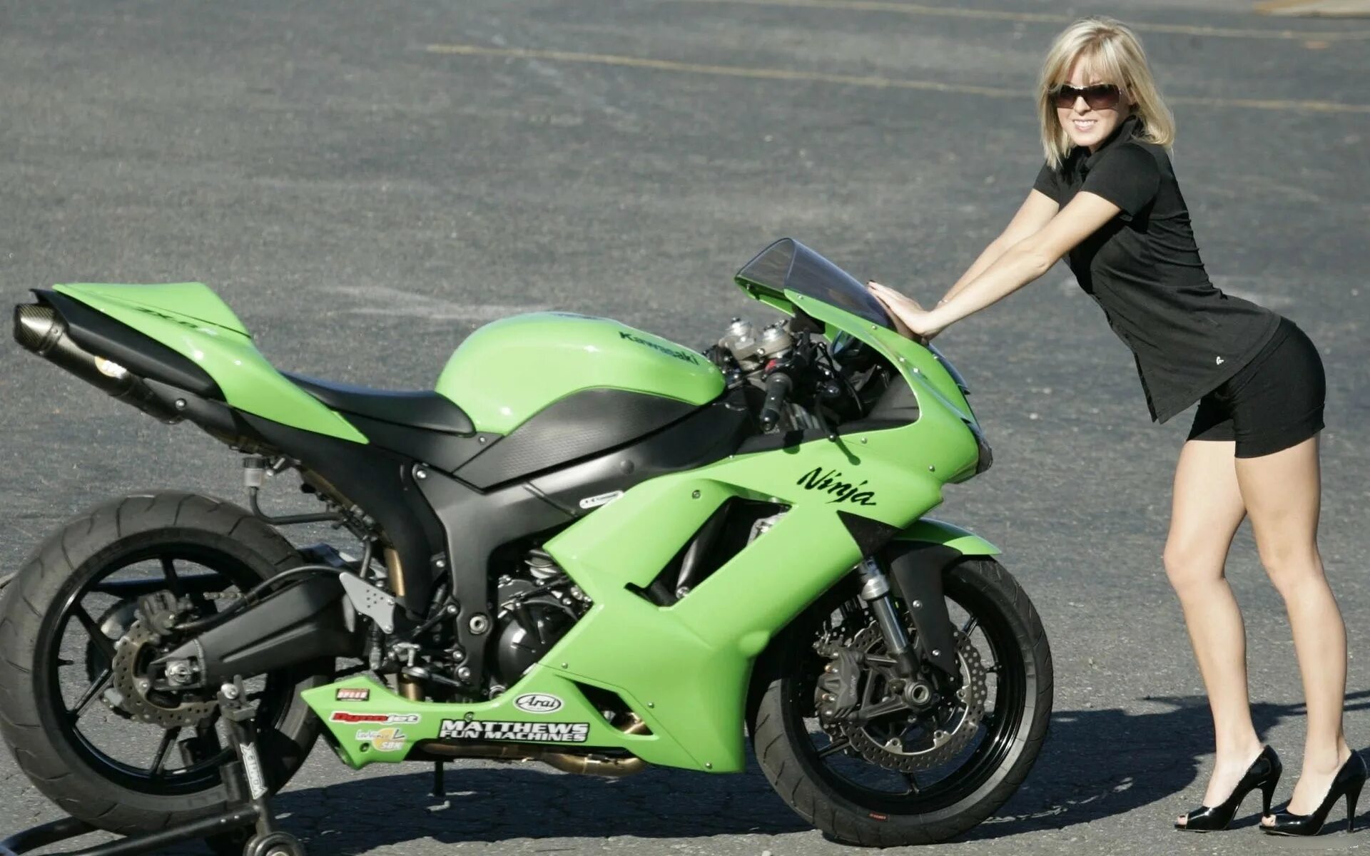 Blonde heel. Kawasaki Ninja ZX-10r девушки. Спортбайк Кавасаки ниндзя 400 с девушкам. Кавасаки ниндзя зеленый мотоцикл девушка. Девушка на Кавасаки ниндзя.