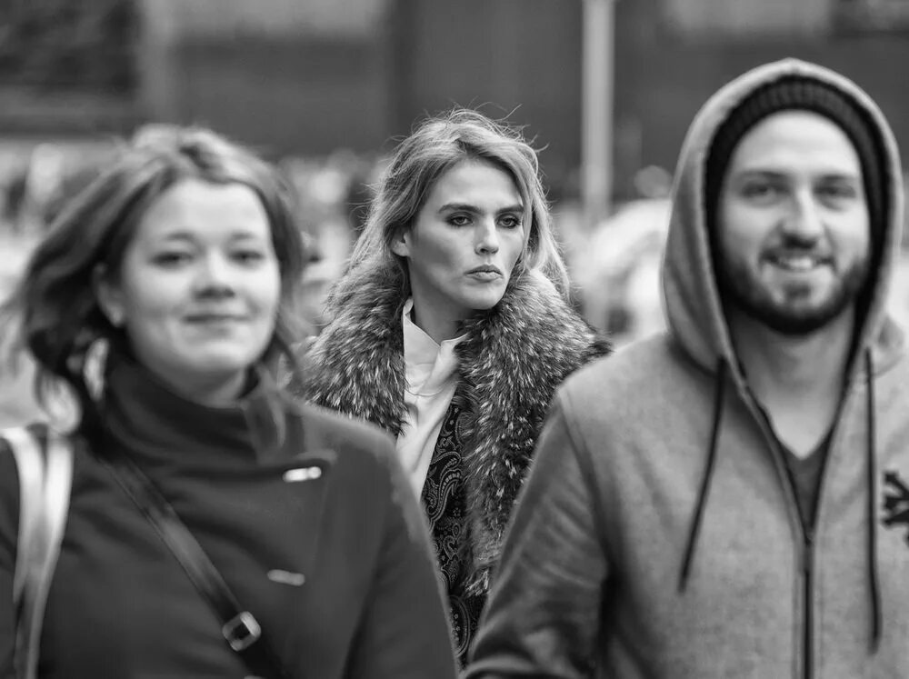 мужчина думает о женщине. девушки оборачиваются на парня. парень в вечернем платье. уверенная в себе девушка. сандра баллок и райан рейнольдс в фильме предложение.