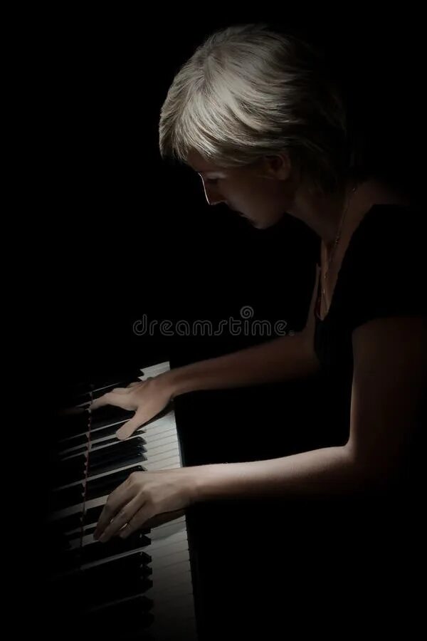Пианино которое играет само. She play the piano at night. Bruno sanfilippo - piano textures 5 картинки. She play the piano at night. Игра на рояле фото.
