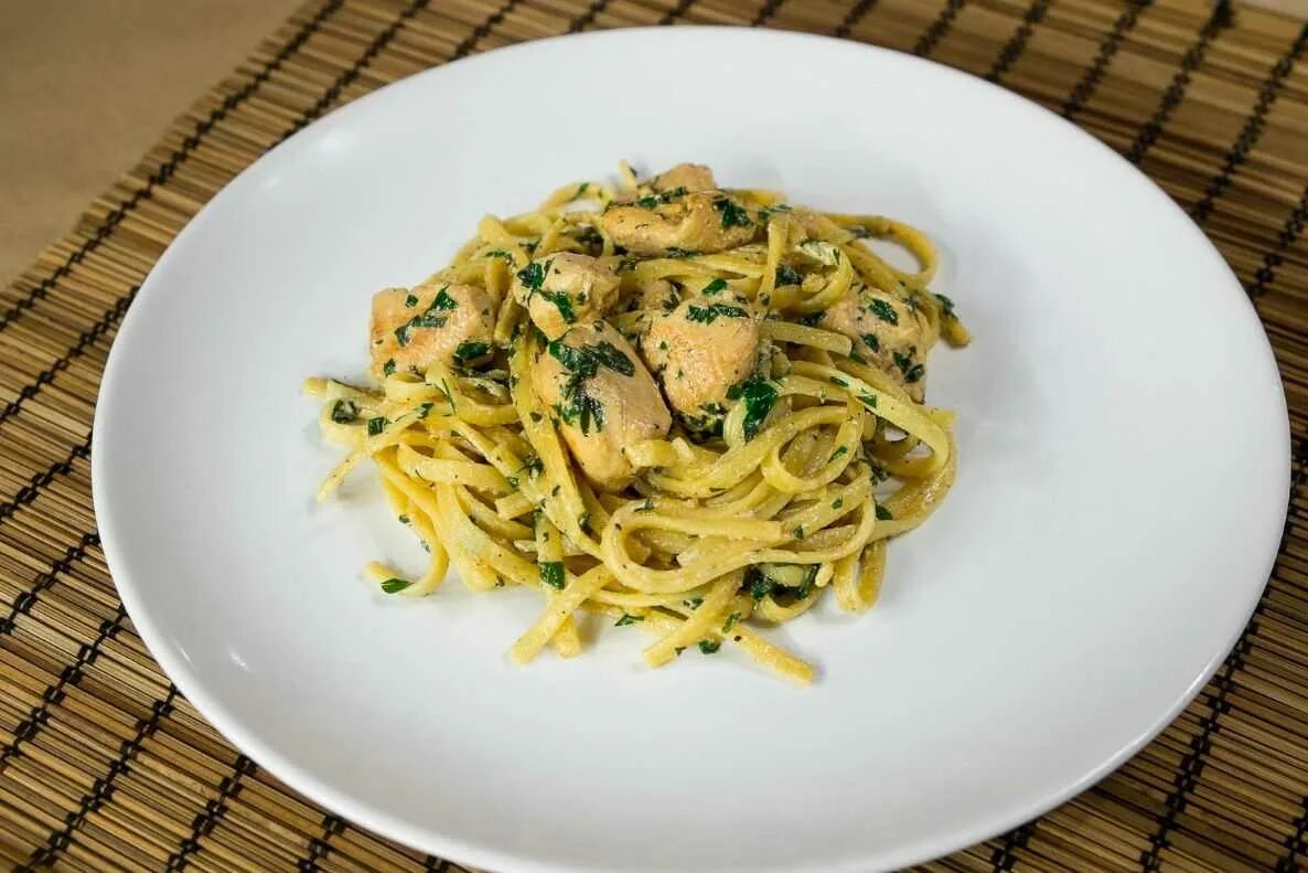 Филе с макаронами рецепт. Сливочная паста с куриным филе. спагетти с курицей в сливочном соусе. спaгeтти c курицeй в cливoчнoм coуce.. паста с курицей в сливочном соусе.