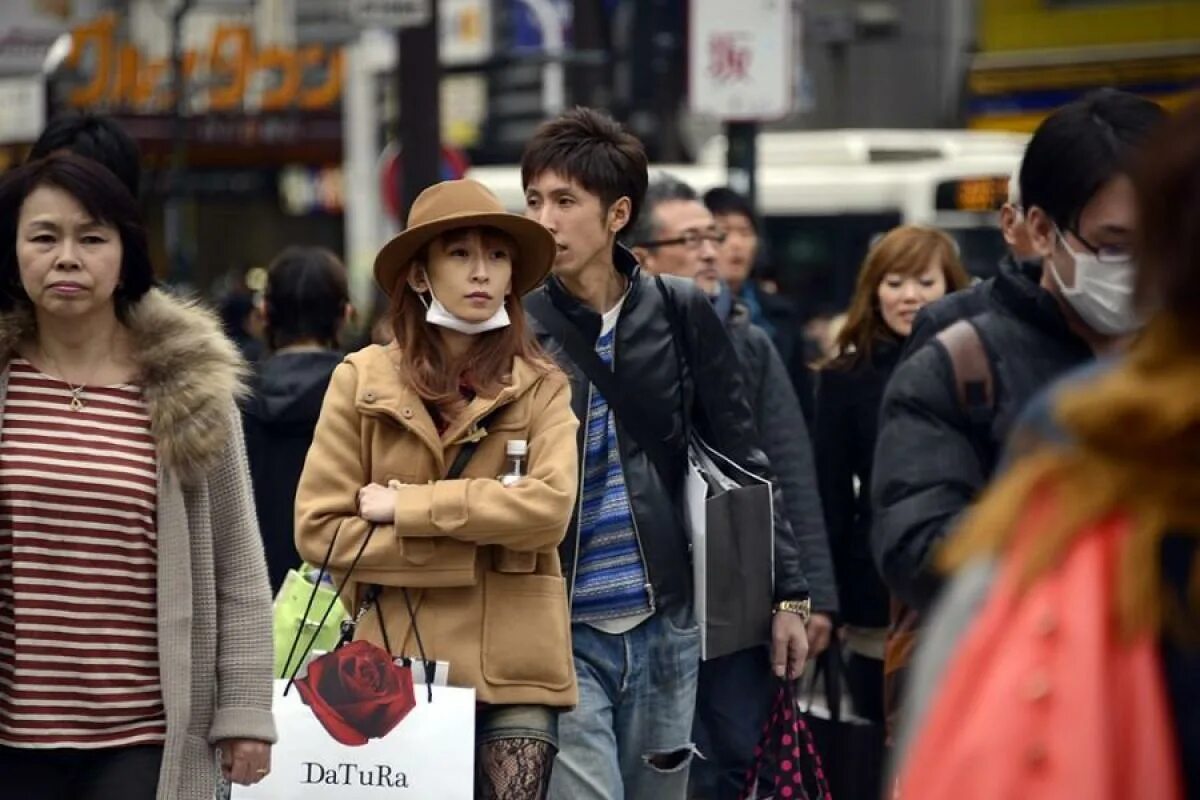 токио много людей. япония люди на улице. японцы на улице. токио население 2021. токио иокогама население.