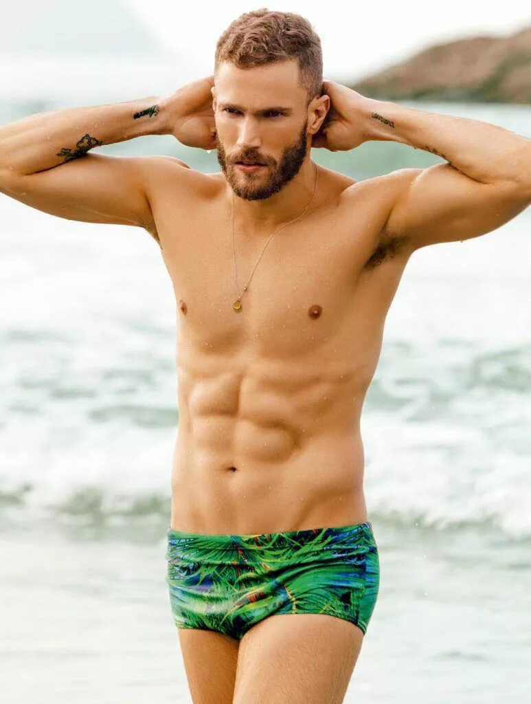 Выбор плавок. Мужчина модель на пляже. Плавки. Модели мужских плавок. Мужчины модели в плавках.