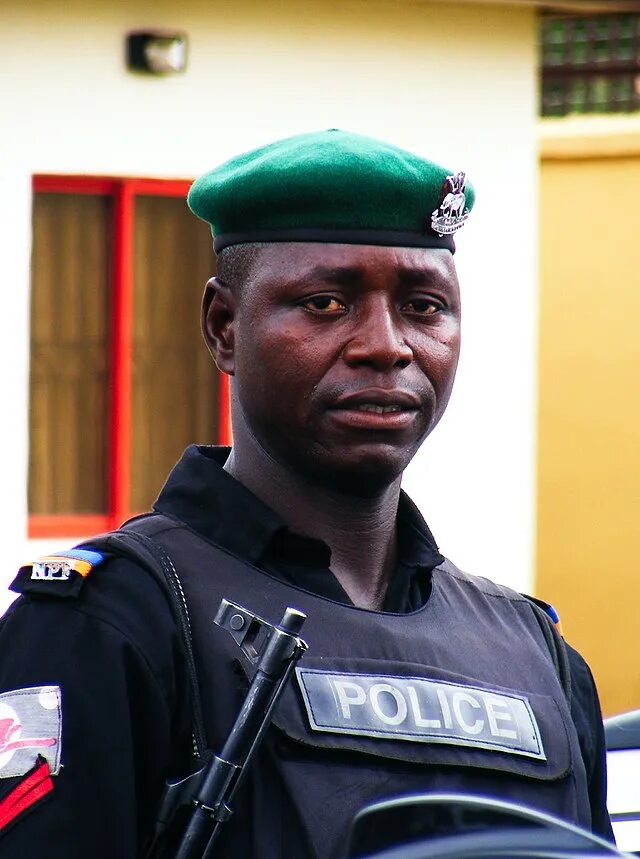 Полиция Нигерии. Чернокожий полицейский. Полиция нигера. Негр полицейский.