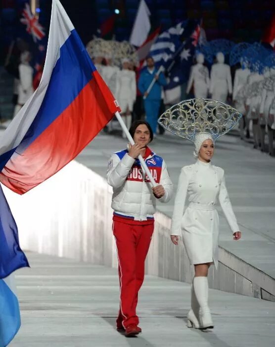 Флаг на церемонии. Церемония закрытия олимпиады в Сочи 2014. Церемония открытия олимпиады 2014.