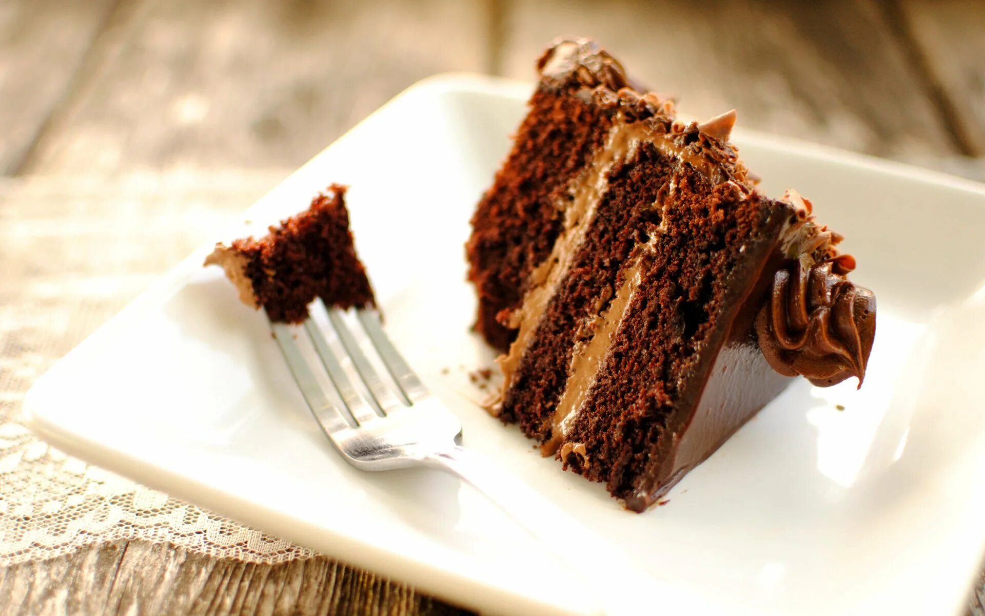 Отломить кусочек. Шоколадный торт на тарелке. Отломанный кусок торта. Мохнатый торт. Торт шоколад на тарелке.