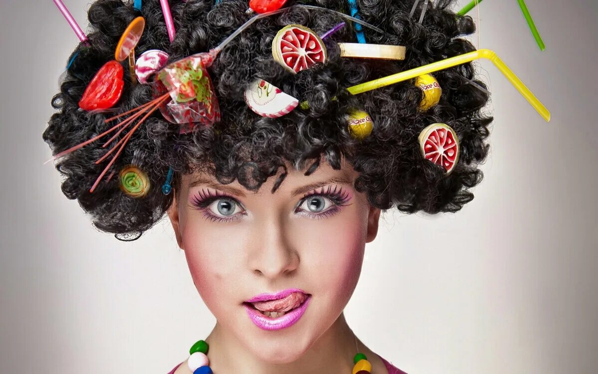 Crazy woman. Креативный парикмахер. Креативные индустрии. Креативный образ парикмахера. Прическа со сладостями.