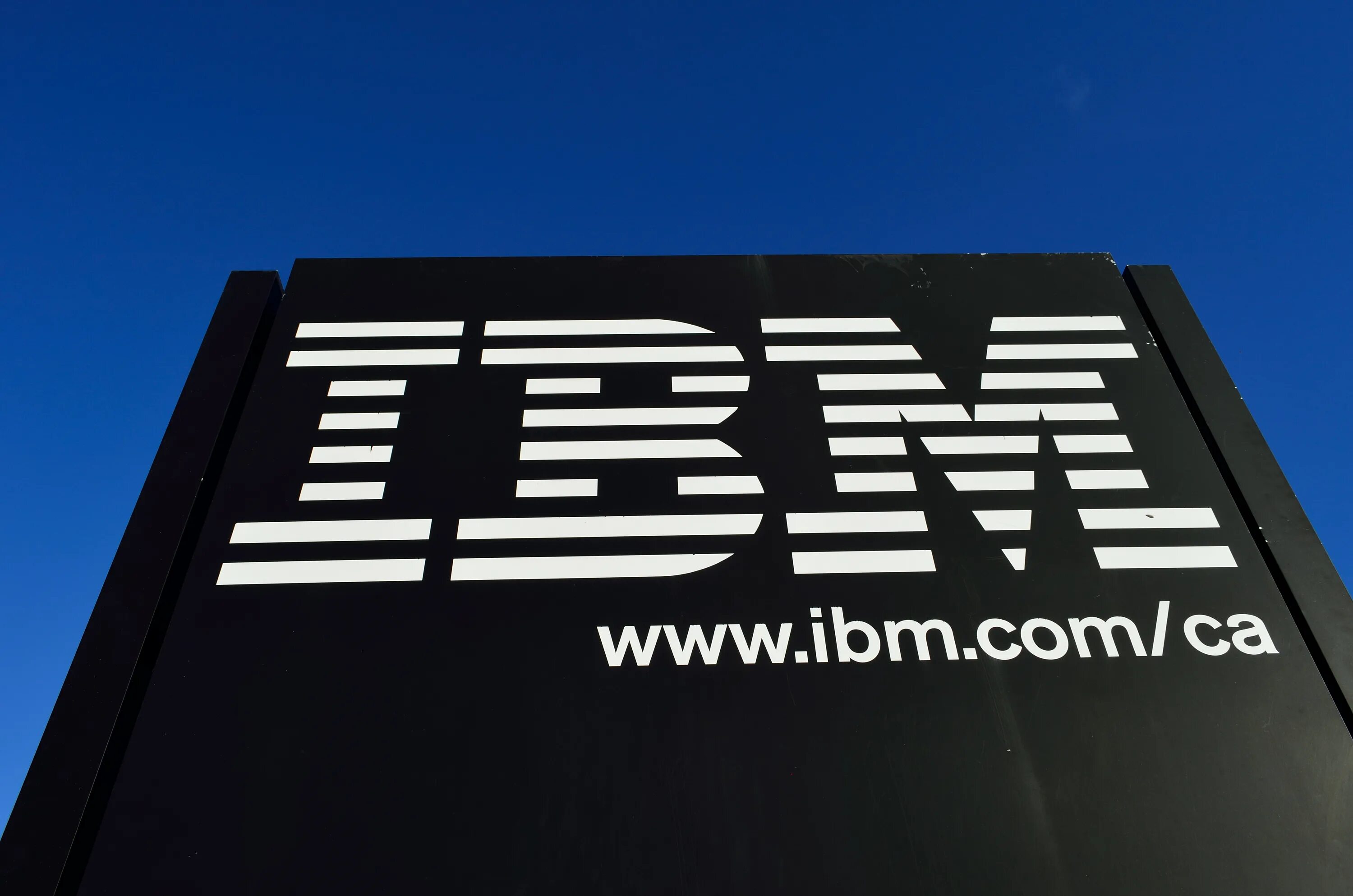 Компания International Business Machines(IBM). IBM логотип. Американская фирма IBM. Американская фирма IBM логотип. Айбиэм